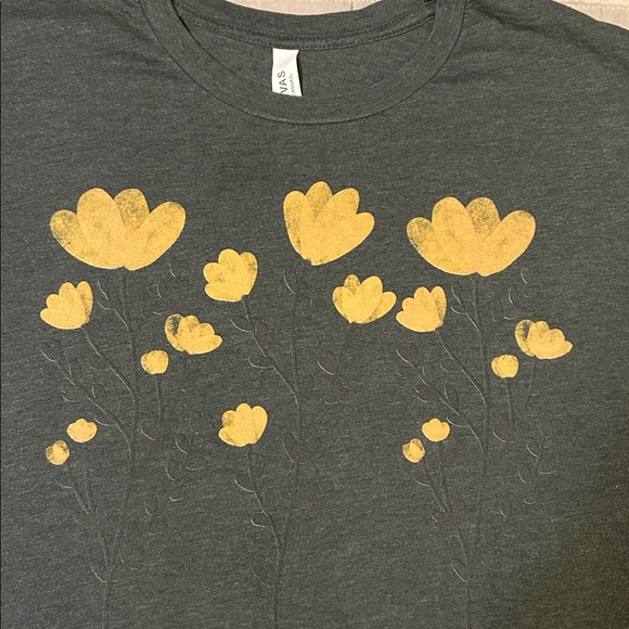 Pretty flower design short sleeve T-shirt. Adds beauty to any casual outfit! - Picture 2 of 4